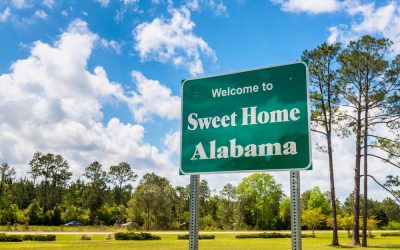 Benvenuti a Sweet Home Alabama Road Sign lungo la Interstate 10 a Robertsdale, Alabama USA, vicino al confine con la Florida