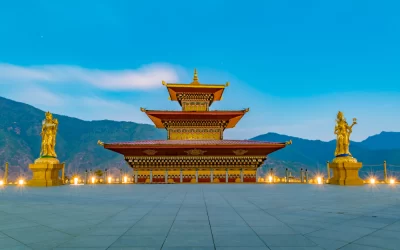 Statua di Buddha Dordenma nel cuore di Thimpu, Bhutan. Il cielo serale rende più interessante l'architettura vibrante del Bhutan.