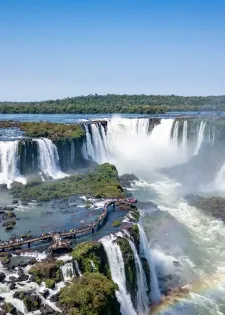 Una vista aerea delle cascate di Iguazu, con un arcobaleno che si forma nella nebbia dalle potenti cascate