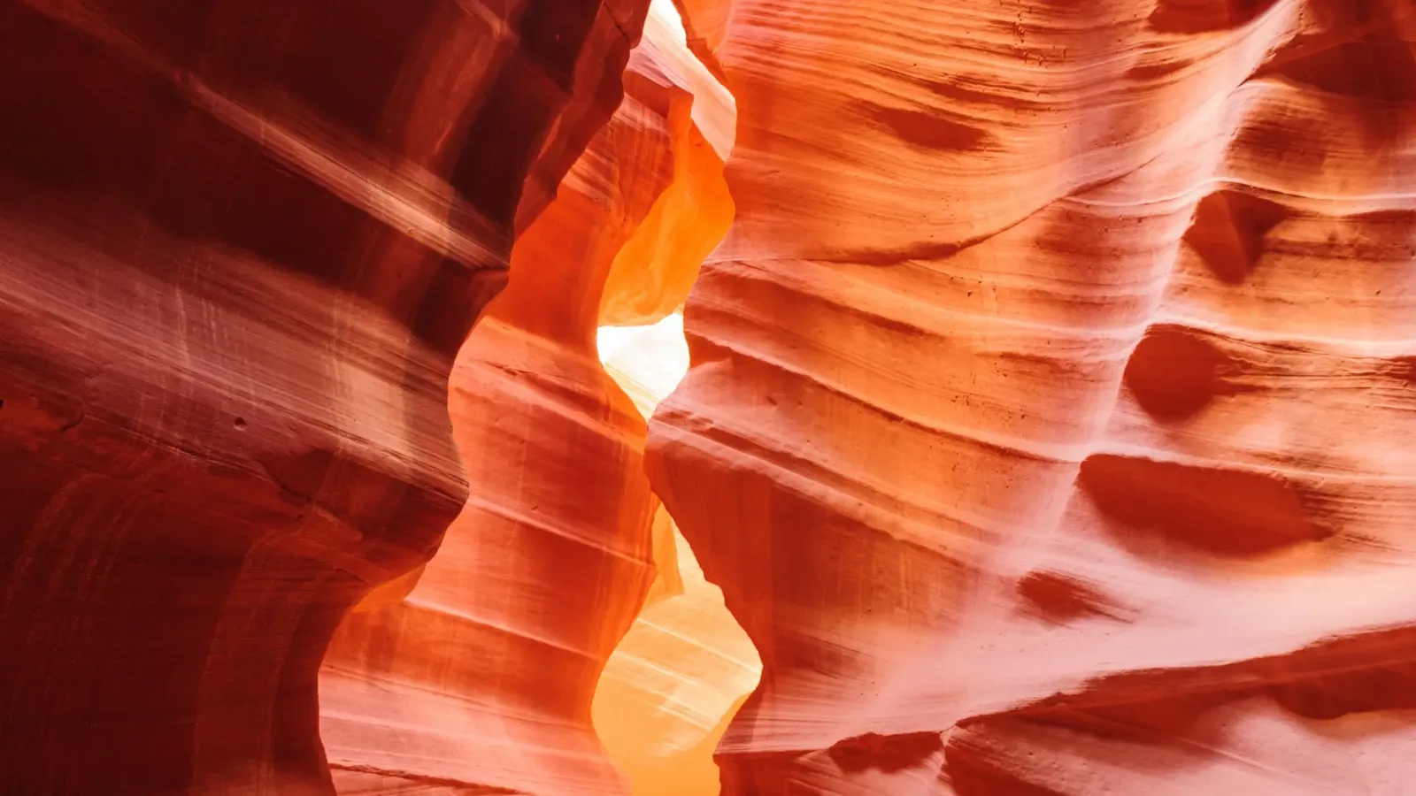 L'interno delle strette pareti del tortuoso Antelope Canyon nel Navajo Tribal Park, vicino a Page Arizona