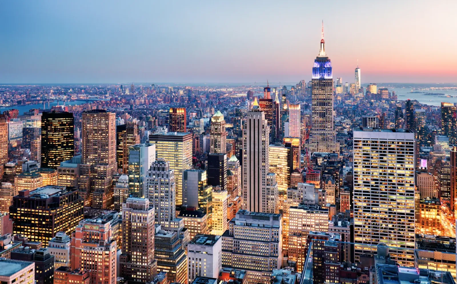New York vista dall'alto al tramonto con luci accese | Tour organizzato New York e il mitico West, un'eslusiva Alidays