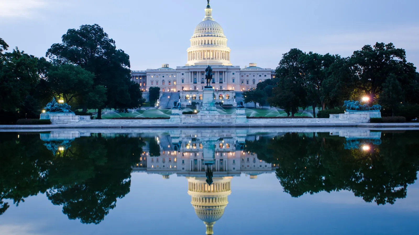 Washington DC, US Capitol Building in un'alba nuvolosa con riflesso a specchio